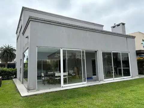 Casa 5 ambientes con 4 baños