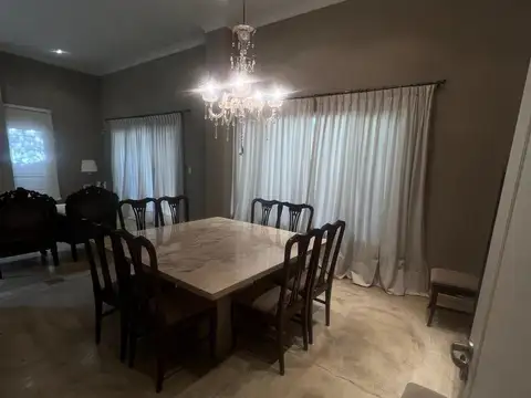 Casa 8 ambientes con 2 baños