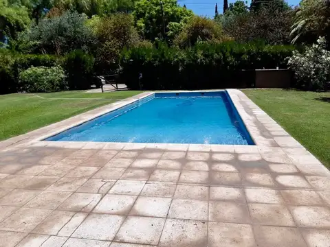 Casa 6 ambientes con 2 baños