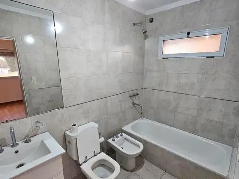 Casa en Alquiler con 2 cocheras