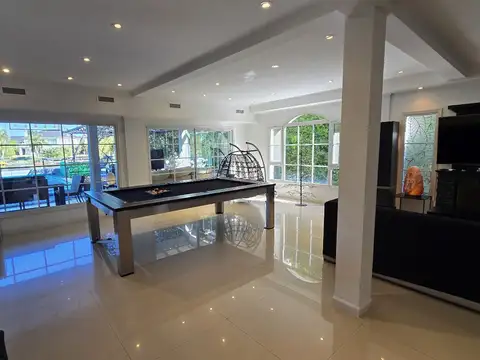 Casa en Alquiler con 4 cocheras