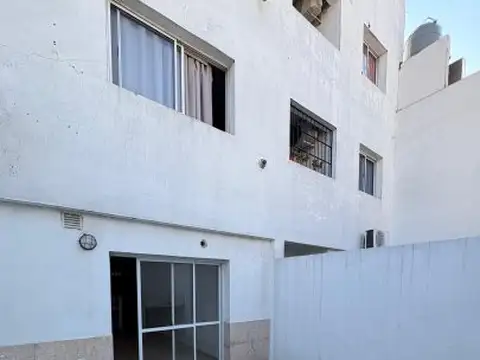 Amplio monoambiente con patio