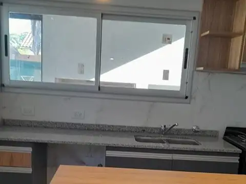 Casa 4 ambientes con 2 baños