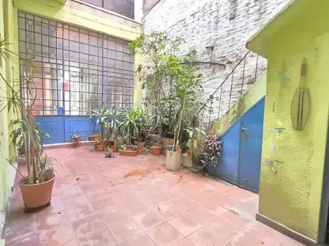 Excelente PH con patio sobre una calle tranquila a 2 cuadras del subte B!