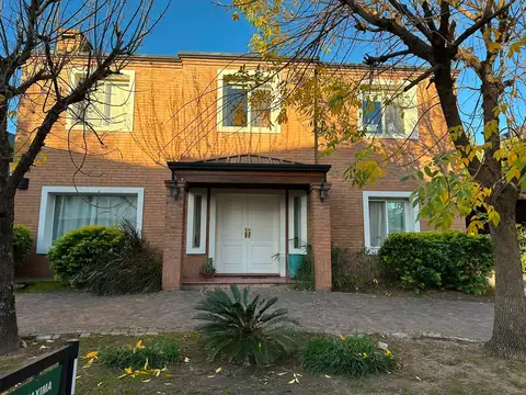 Venta Rincón de la costa 3 dormitorios, jardín y pileta Impecable