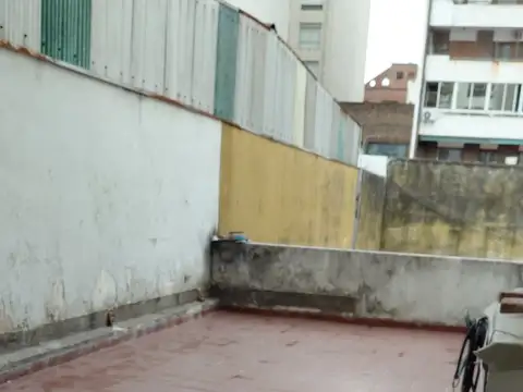 ALQUILER DEPARTAMENTO 2 AMBIENTES CON GRAN PATIO.-
