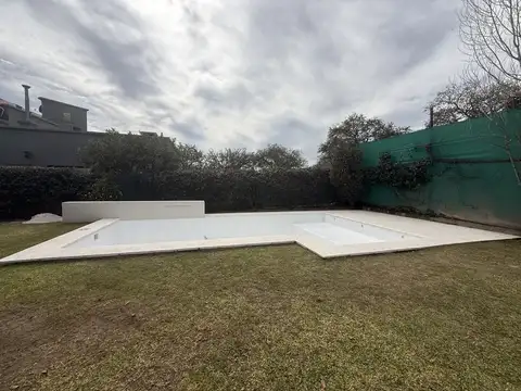 Casa en Alquiler con 2 cocheras