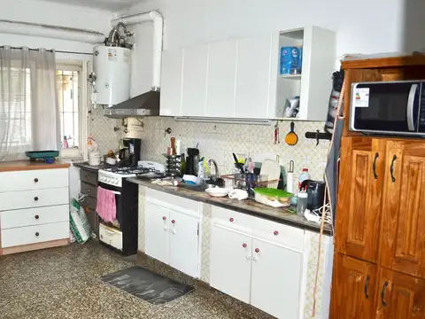 Casa 6 ambientes con 2 baños