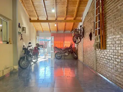 Casa 4 ambientes con 2 baños