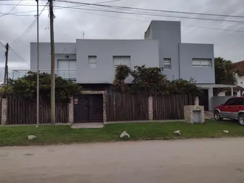 Casa en venta - 4 Dormitorios 3 Baños - Santa Clara del Mar