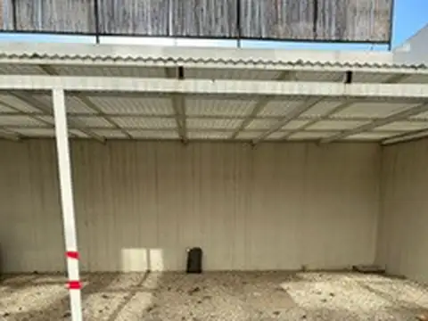 OPORTUNIDAD cochera semi cubierta para auto mediano.