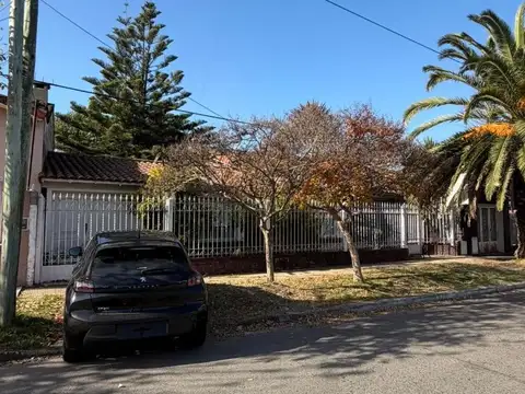 CASA 3 AMBIENTES EN VENTA - VILLA LUZURIAGA