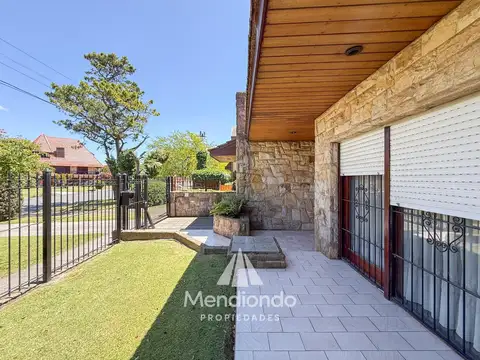 NUEVO VALOR - Casa 4 amb. de 199m2 tot. con Cochera y gran parque. San Carlos (Paso y Güemes)