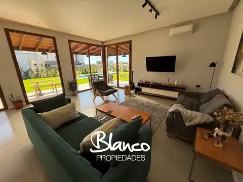Casa 5 ambientes con 3 baños