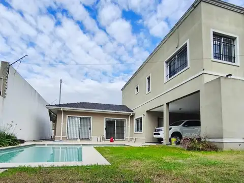 CASA 2 PLANTAS CON PISCINA