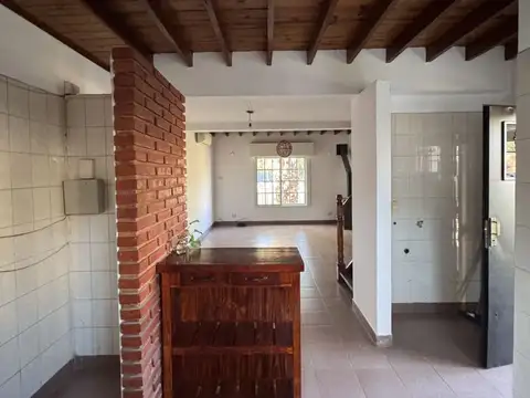 Casa 4 ambientes con 2 baños
