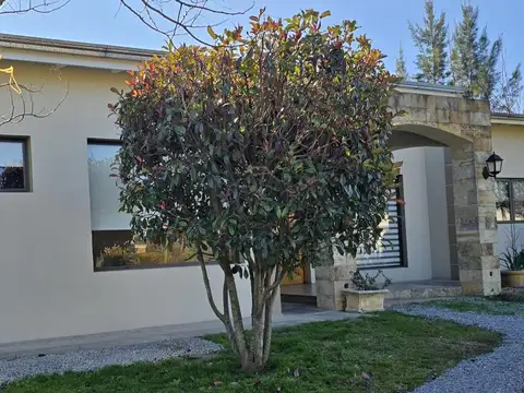 Moderna casa en venta en Club de campo El Moro