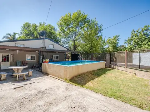 VENTA - Casa de 2 dormitorios con jardín, quincho,  piscina y cochera. Los Solares, Funes.