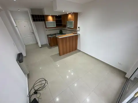 Alquiler de departamento 2 ambientes con balcón al frente en Wilde Centro