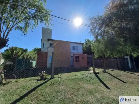Casa 2 plantas con jardín, garage y vista despejada