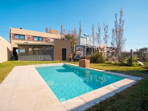 VENTA / PERMUTA - Casa de tres dormitorios, Quincho y Piscina. Tierra de sueños 3, Roldan.