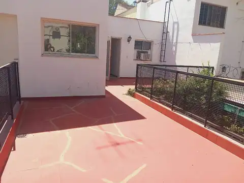Casa 8 ambientes con 4 baños