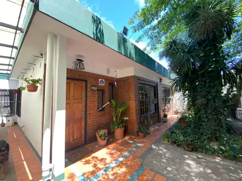 Casa tipo 4 ambientes con cochera y jardín