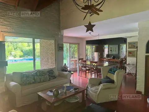 Casa 4 ambientes con 2 baños