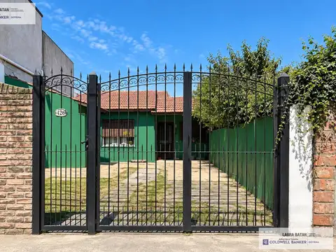 Casa 2 Amb en Lote propio con potencial y cochera para 3 autos.