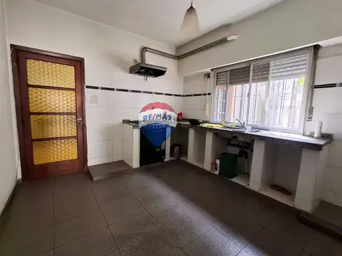 VENTA PH 6 AMBIENTES  MONTEVIDEO 1233 BERNAL OESTE