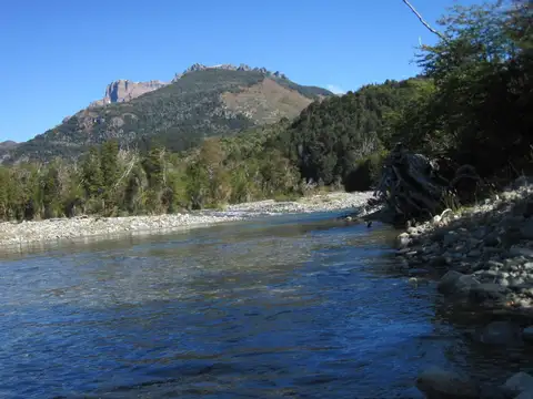 Campo de 35 Has con costa de Rio Tigre