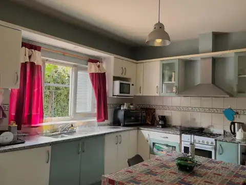 Casa 7 ambientes con 2 baños