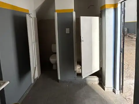 Galpón de 890 m² C/ depto 3 Amb y local - Valentín Alsina.