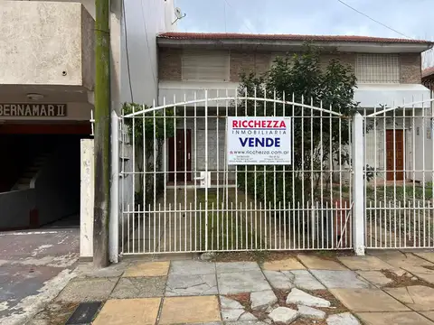 DUPLEX TRES AMBIENTES CON PATIO Y COCHERA - ZONA RESIDENCIAL