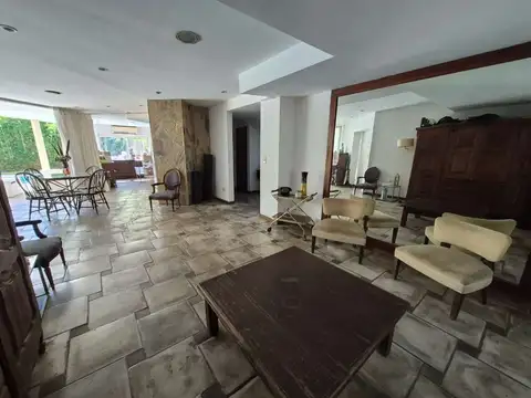 Casa en Venta con 4 cocheras