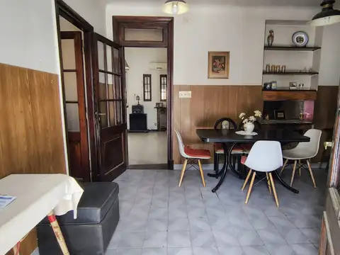 Casa 4 amb en lote propio con hemoso parque y cochera 3 autos en Vélez Sarsfield