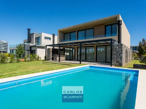 Casa en Venta con 4 cocheras