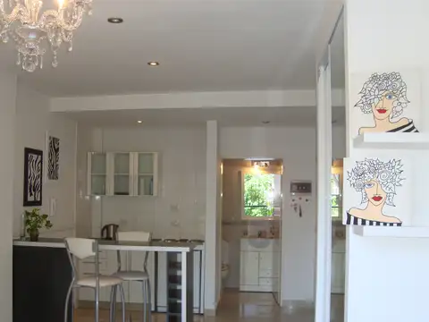 DUEÑO DIRECTO ALQUILA excelente monoambiente de 27 mts, con balcón a la calle, super luminoso, 2do piso con ascensor , ubicado a metros de Av. Juan B Justo y Distrito Los Arcos .