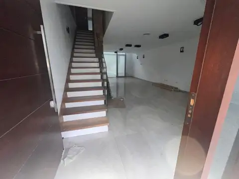 Casa 6 ambientes con 4 baños