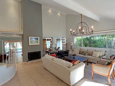 Importante Propiedad Amoblada con 5 dormitorios