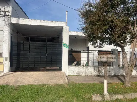 Venta Casa 4 amb. en Villa de Mayo - A Reciclar