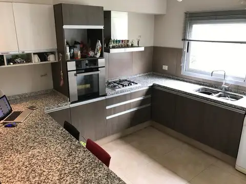 Casa 5 ambientes con 4 baños