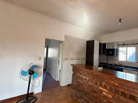 Casa 4 ambientes con 2 baños