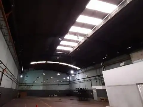 Excelente deposito en venta de 1700 m2 cubiertos en constitucion. Zonif: Mix 4.