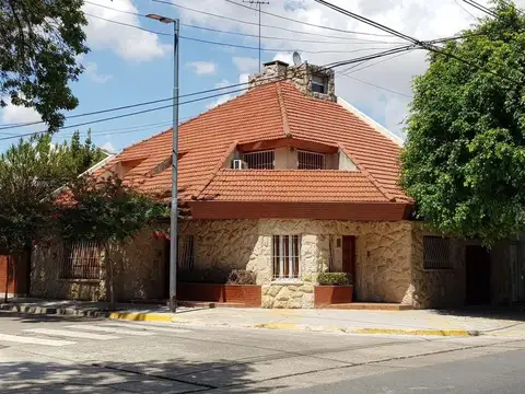 Excelente chalet de 6 ambientes a 1 cuadra de Av. Lope de Vega y 3 de Av. Beiró.