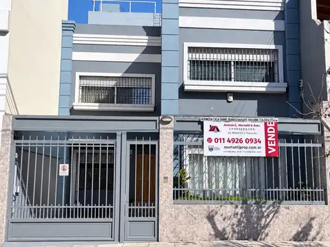 Hermosa Casa 5 Ambientes. Cochera. Dormitorio en Suite. 3 Baños. Fondo Libre. Terraza. Jardín. Apto Crédito!