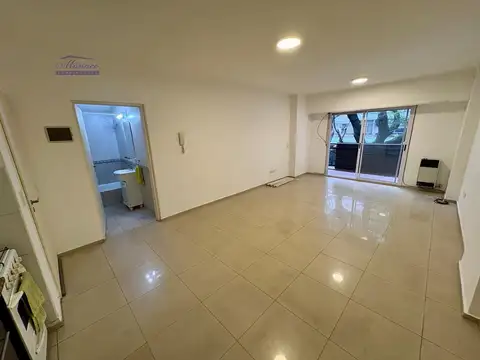 Excelente 1 amb. al frente con balcón