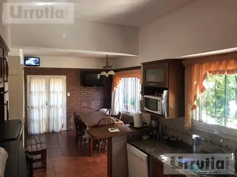 Casa 6 ambientes con 2 baños