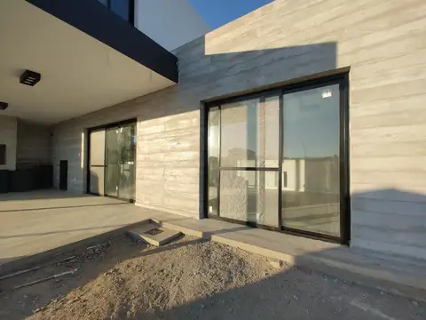 CASA EN VENTA DE 3 DORMITORIOS. EN ACQUAVISTA