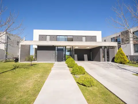 VENTA CASA DE 7 AMBIENTES EN EL CANTON B. PUERTO